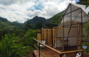 een yurt met uitzicht op de bergen bij Ecoglamping Reserva Natural Paraíso Andino in La Vega