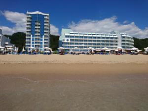 Pantai di atau dekat dengan apartmen +3 gambar