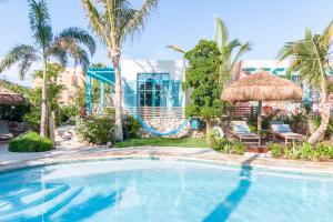 A piscina localizada em Boardwalk Boutique Hotel Aruba ou nos arredores