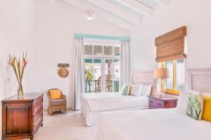 Postel nebo postele na pokoji v ubytování Boardwalk Boutique Hotel Aruba - Adults Only