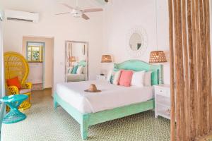 Postel nebo postele na pokoji v ubytování Boardwalk Boutique Hotel Aruba - Adults Only