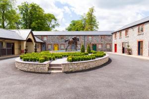 een standbeeld van een paard midden op een binnenplaats bij Bective Stud Apartments in Navan