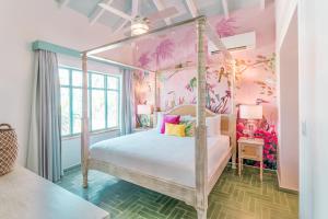 Postel nebo postele na pokoji v ubytování Boardwalk Boutique Hotel Aruba - Adults Only