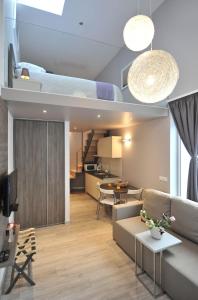 un soggiorno con divano e letto di Apartments & Rooms Lavandula Exclusive a Zara (Zadar)