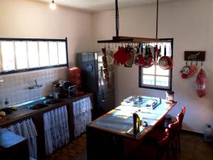 cocina con fregadero y encimera con mesa en Sítio São Francisco - Um Refúgio Off-Road no Alto da Serra da Mantiqueira en Delfim Moreira