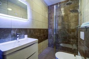 y baño con ducha, aseo y lavamanos. en Villa ELEA, en Novi Vinodolski
