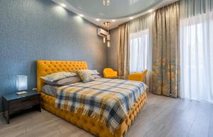 - une chambre avec un lit doté d'une tête de lit jaune dans l'établissement Constant Tbilisi, à Tbilissi