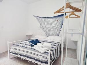 ein Schlafzimmer mit einem Etagenbett mit einer Leiter in der Unterkunft Al Meriggio Apartments in Brucoli