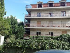 un edificio alto con balcones a un lado. en Guest House Adriatic en Split