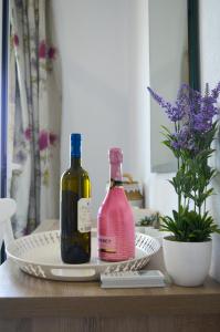Villa Bloom في Achladies: زجاجتان من النبيذ تقعان على طاولة