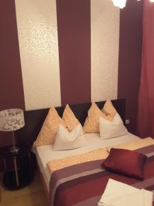 Postel nebo postele na pokoji v ubytování Isabell Apartments Győr