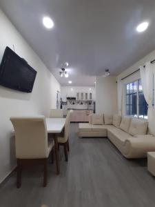 圣安特罗Casa Hotel Alborada的带沙发和桌子的白色客厅