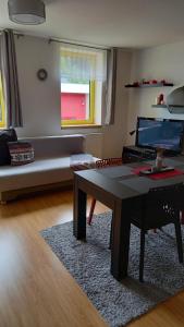 sala de estar con sofá y mesa en Harrachovský apartmán, en Harrachov