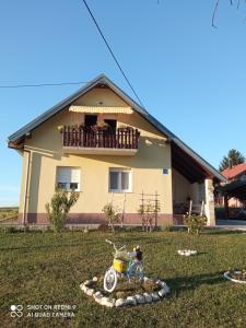 una casa con giardino di fronte di Yellow Rose a Rakovica