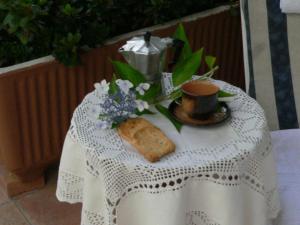 un tavolo con un piatto di pane e una tazza di caffè di Il Podere Di Giada a Bagni di Lucca