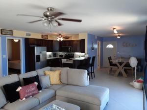 a living room with a couch and a kitchen at The Lookout at Coral Beach in Freeport