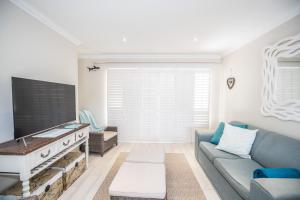 Una televisión o centro de entretenimiento en Eleven River Club