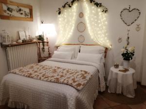 una camera da letto con un letto con luci sul muro di Il Gelsomino di Ossuccio a Ossuccio