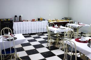 Ein Restaurant oder anderes Speiselokal in der Unterkunft HOTEL RIO VERDE 