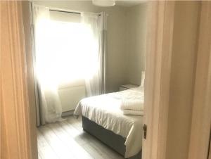 En eller flere senge i et værelse på Letterkenny Three Bedroom Town Centre Apartment