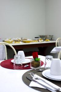 Ein Restaurant oder anderes Speiselokal in der Unterkunft HOTEL RIO VERDE 