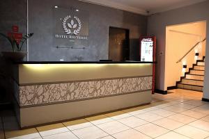 - un hall d'accueil avec une réception et des escaliers dans l'établissement HOTEL RIO VERDE, à Rio Verde