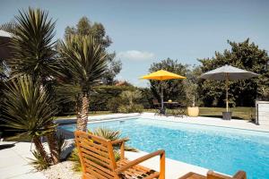 Piscina a Merveilleuses chambres d'hôtes à Panazol o a prop