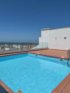 a swimming pool on the roof of a building at Apartamento de lujo con piscina en Tarifa in Tarifa