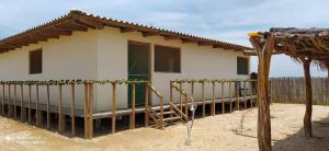 una piccola casa con una recinzione di fronte di Talata Hostal a Mayapo