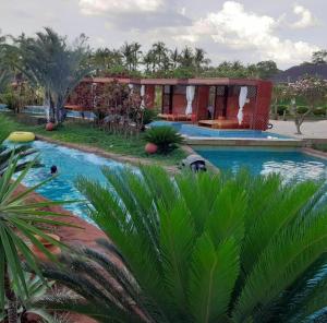 A piscina localizada em Divino Lugar ou nos arredores