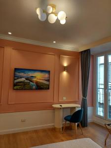 un soggiorno con pareti arancioni e una sedia blu di Hotel Borgovico a Como