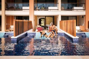 Bazén v ubytování Barceló Maya Caribe - All Inclusive nebo v jeho okolí