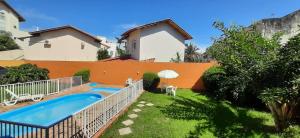佛羅安那波里的住宿－Residencial e Pousada com Piscina Farol 1245,10，庭院中带游泳池的房子