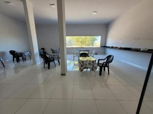 a dining room with a table and chairs at Hotel Buriti in Carolina