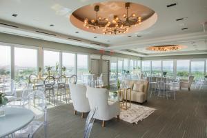 Restaurace v ubytování TRYP by Wyndham Isla Verde
