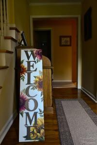 Ein Schild, auf dem das Ende eines Flurs steht. in der Unterkunft The Yellow Rose of Talbot Bed and Breakfast in Easton