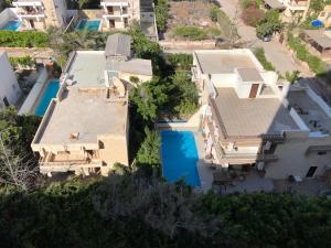 eine Luftansicht eines Hauses mit Pool in der Unterkunft AC, Wi-Fi Panorama View Shahrazad Beach Apartment in Alexandria