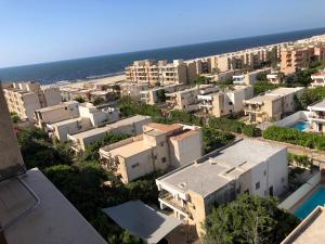eine Luftansicht einer Stadt mit Gebäuden und dem Meer in der Unterkunft AC, Wi-Fi Panorama View Shahrazad Beach Apartment in Alexandria
