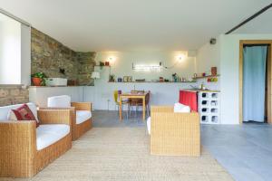 a living room with wicker furniture and a table at Nido d’amore nei colori in Dernice