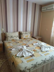 a bed with towels and napkins on top of it at Фамилна къща Джоко in Kiten +18 photos