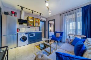 a living room with a couch and a washer at Aria Riva Apart Hotel in Alanya