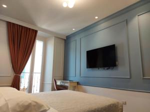 Televízia a/alebo spoločenská miestnosť v ubytovaní Hotel Borgovico