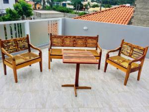 2 stoelen en een tafel en 2 stoelen op een balkon bij Pousada Souza in Florianópolis