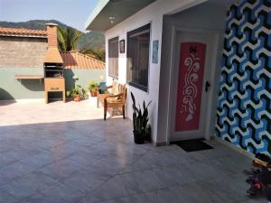 Casa con puerta roja y patio en Pousada Souza en Florianópolis