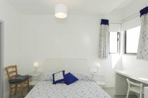 una camera da letto con un letto con cuscini blu di Mellieha2 Bayfront sea sun & history a Mellieħa