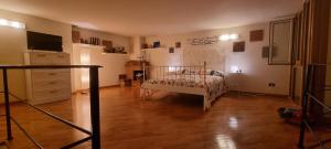 - une chambre avec un lit et une commode dans l'établissement Leonardo Home, à Caserte