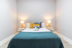 a bedroom with a large bed with two lamps at Dame Street - Irish Stay Group in Dublin