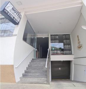 a stairway leading to a building with a door at Hotel Maria da Fé in Aparecida