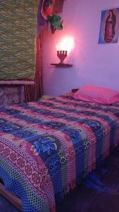 Een bed of bedden in een kamer bij Eco Albergue Azul