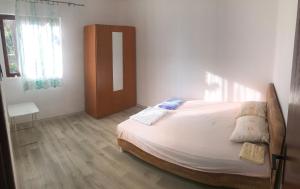 um quarto com uma cama e piso em madeira em Mondeno house em Utjeha